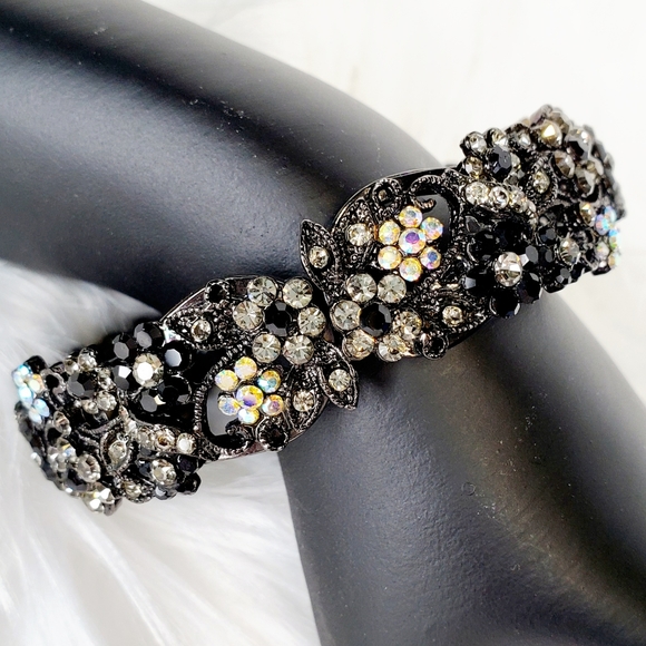 Jewelry - Gunmetal Silver Rhinestone Bangle Braclet